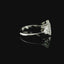 Trilogy con diamante lab-grown taglio cuscino e due taglio trillion, 6,17 carati.