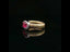 Solitario Queen con contorno in oro giallo tubogas con zaffiro rosa Lab-Grown taglio cuscino e Diamanti Lab-Grown taglio brillante.