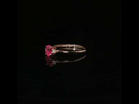 Anello in oro rosa con zaffiro rosa Lab-Grown taglio ovale e diamanti Lab-Grown taglio brillante.