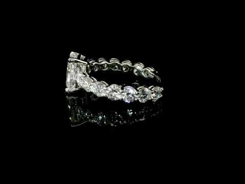 Solitario con diamante lab-grown taglio radiant e diamanti lab-grown taglio brillante sul gambo, 3,81 carati.