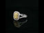 Anello in oro bianco con diamante Lab-Grown Fancy Yellow taglio radiant e diamanti Lab-Grown taglio brillante.