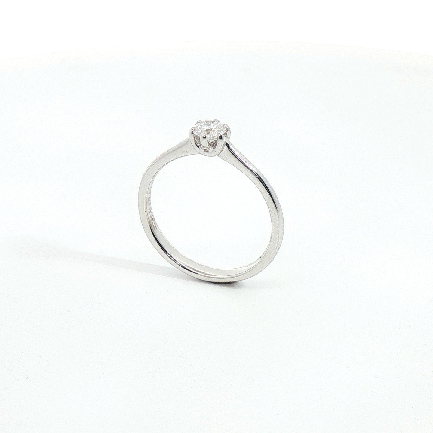 Solitaire in white gold with brilliant-cut lab-grown diamond, 0.26 carats.