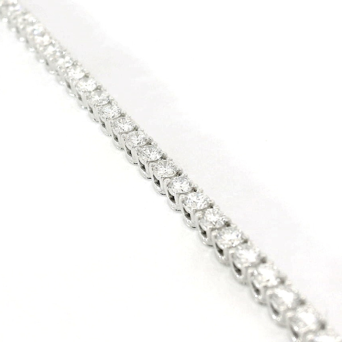 White gold wire tennis bracelet with brilliant-cut lab-grown diamonds, 5.54 carats.