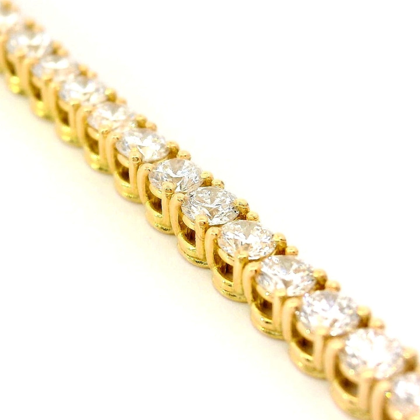 White gold wire tennis bracelet with brilliant-cut diamonds, 5.54 carats.
