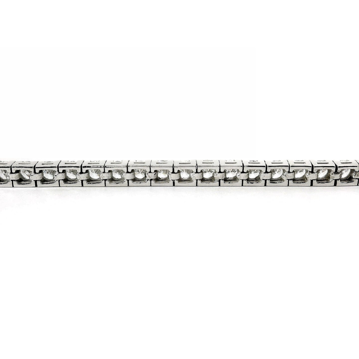 Bracciale Tennis tornito in oro bianco con diamanti lab-grown taglio brillante, 5,32 carati.