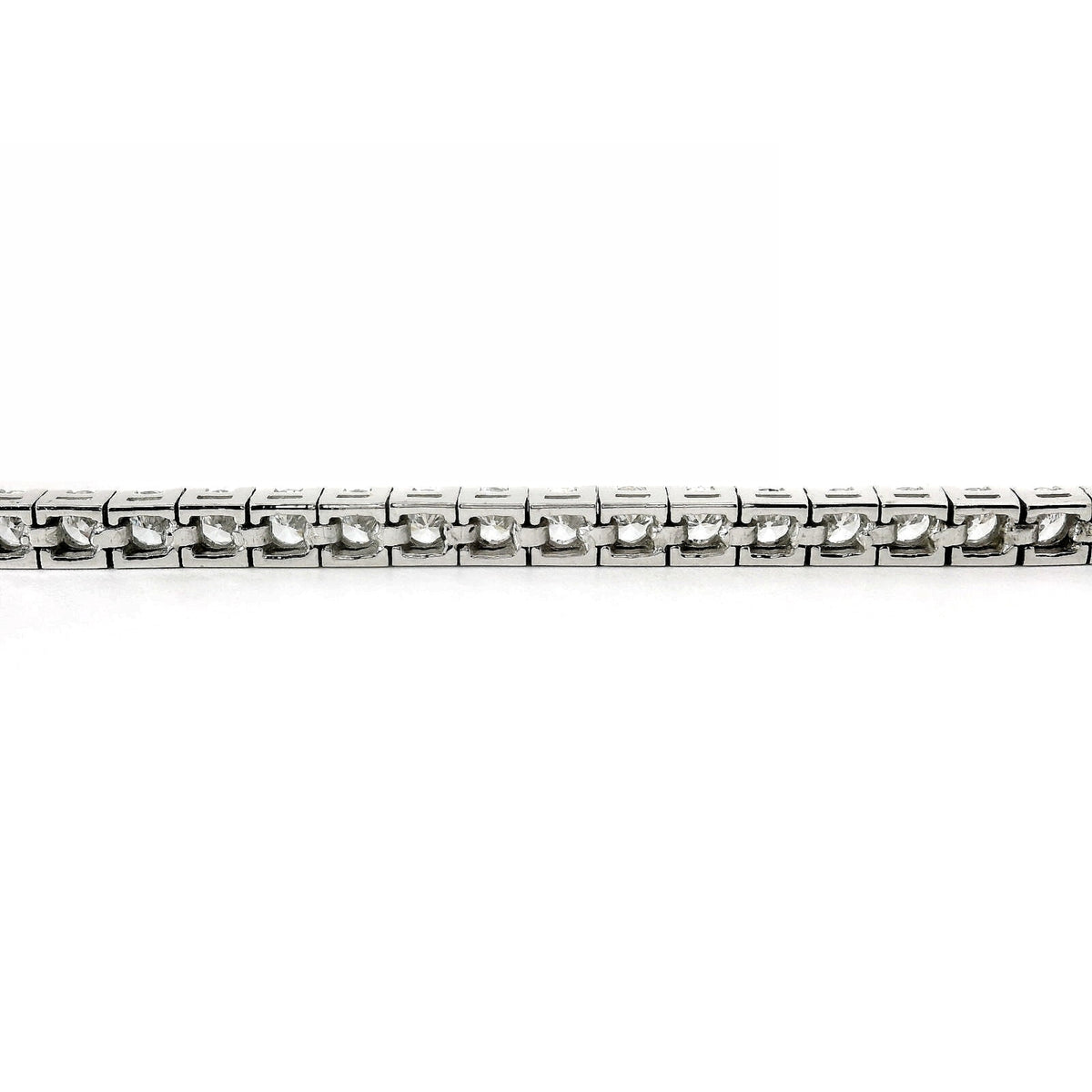 Tennis bracelet turned in white gold with brilliant-cut lab-grown diamonds, 5.32 carats.