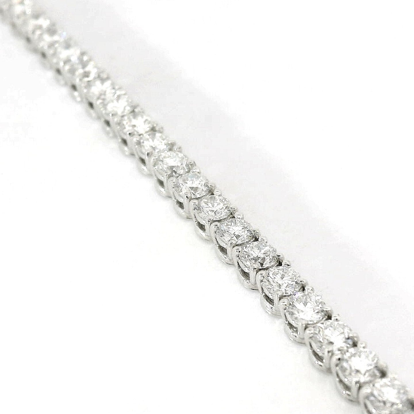 Bracciale Tennis a filo in oro bianco con diamanti lab-grown taglio brillante, 5,54 carati.