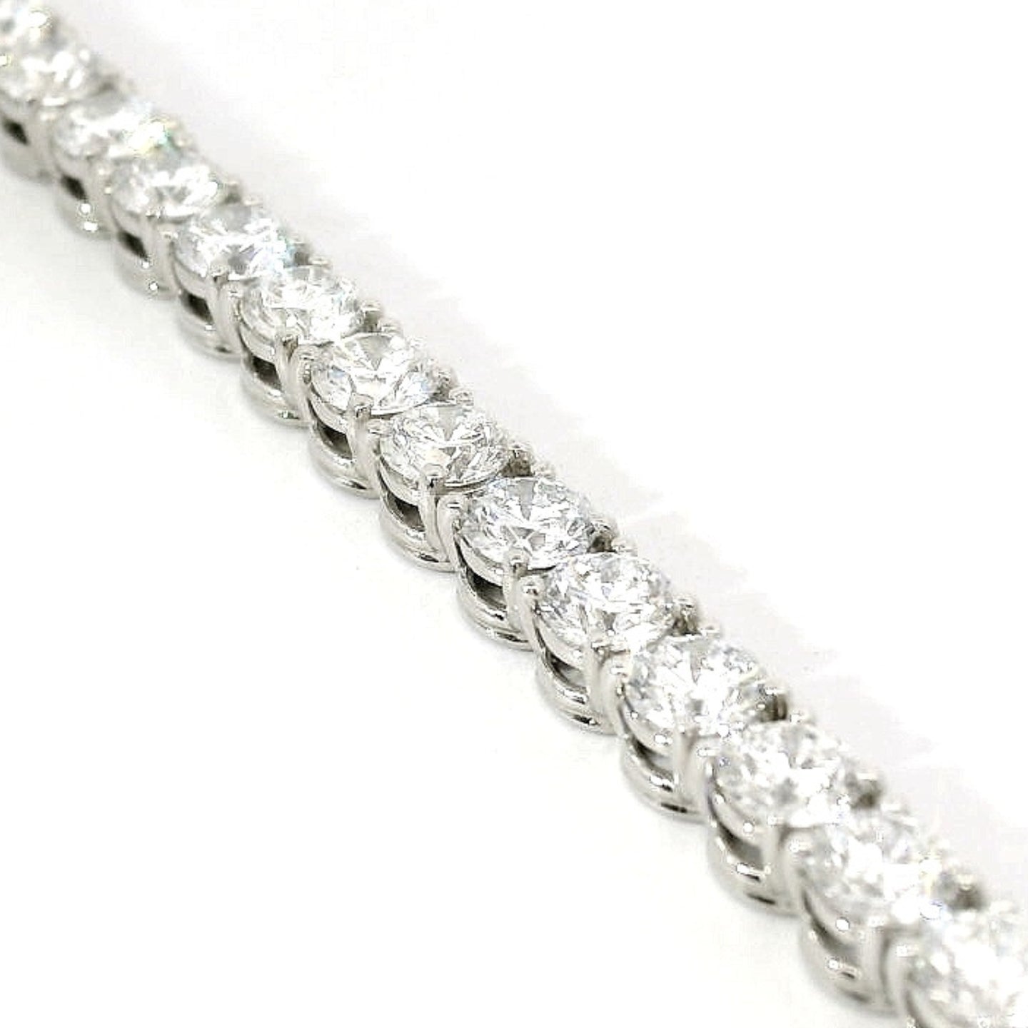 Bracciale Tennis a filo in oro bianco con diamanti lab-grown taglio brillante, 8,60 carati.