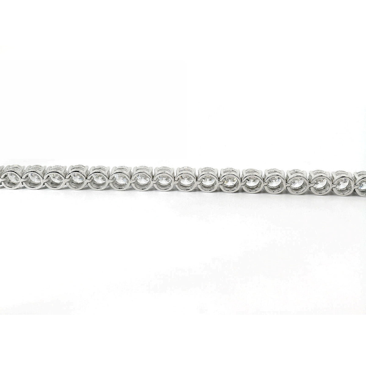 Bracciale Tennis a filo in oro bianco con diamanti lab-grown taglio brillante, 10,84 carati.