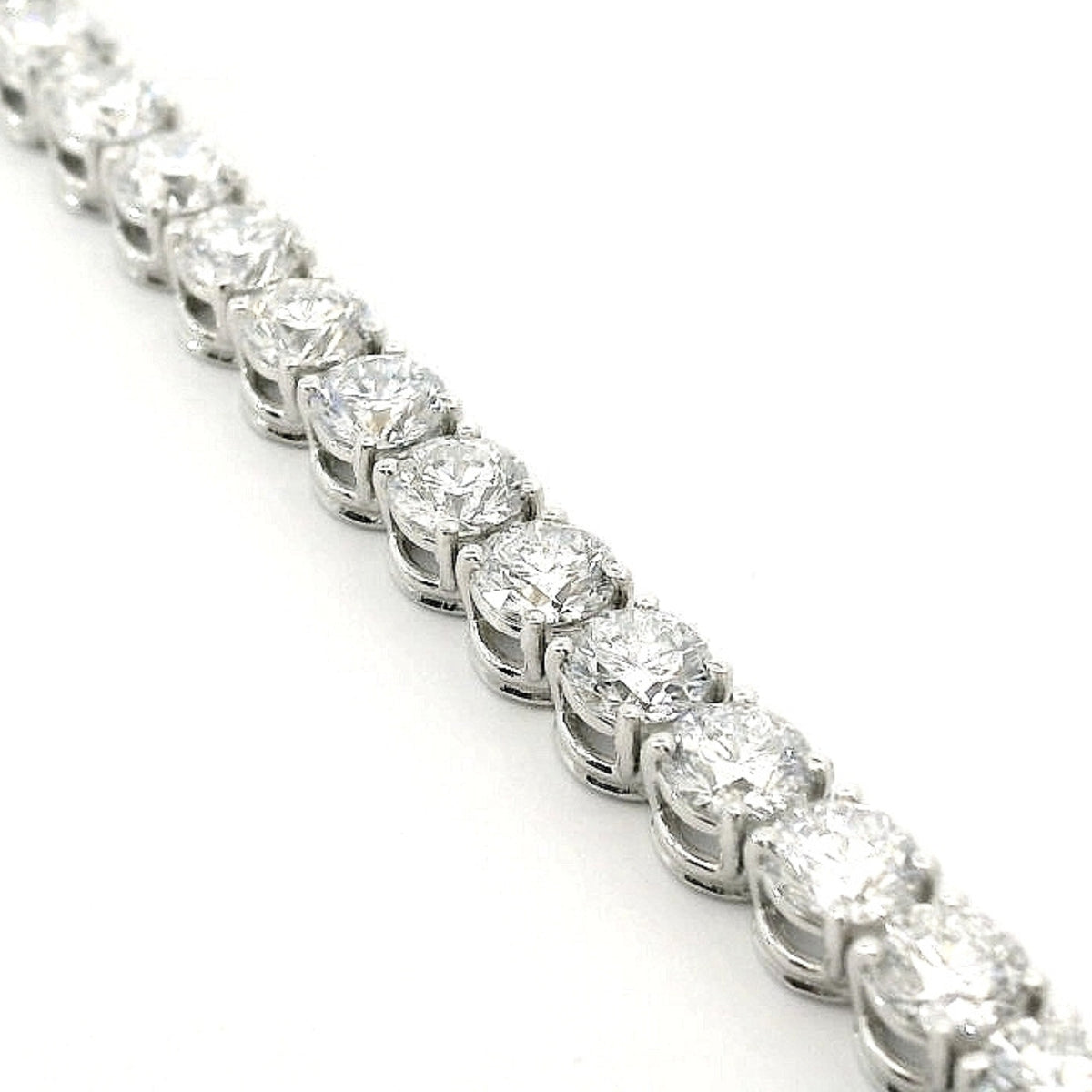 Bracciale Tennis a filo in oro bianco con diamanti lab-grown taglio brillante, 10,84 carati.