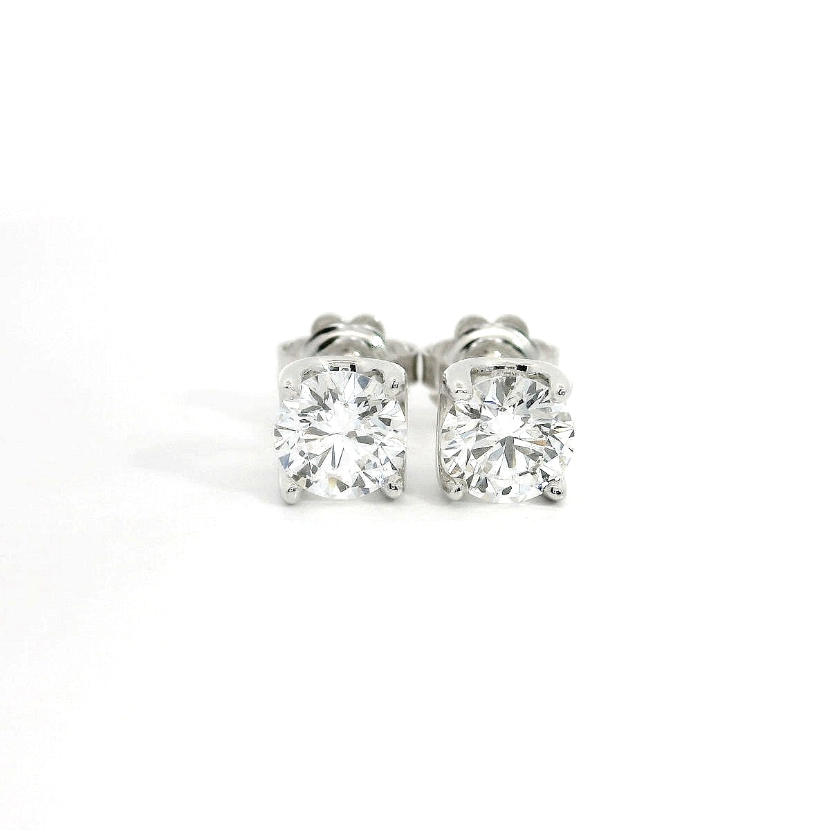 Orecchini punto luce in oro bianco con diamanti lab-grown taglio brillante, 1,80 carati.