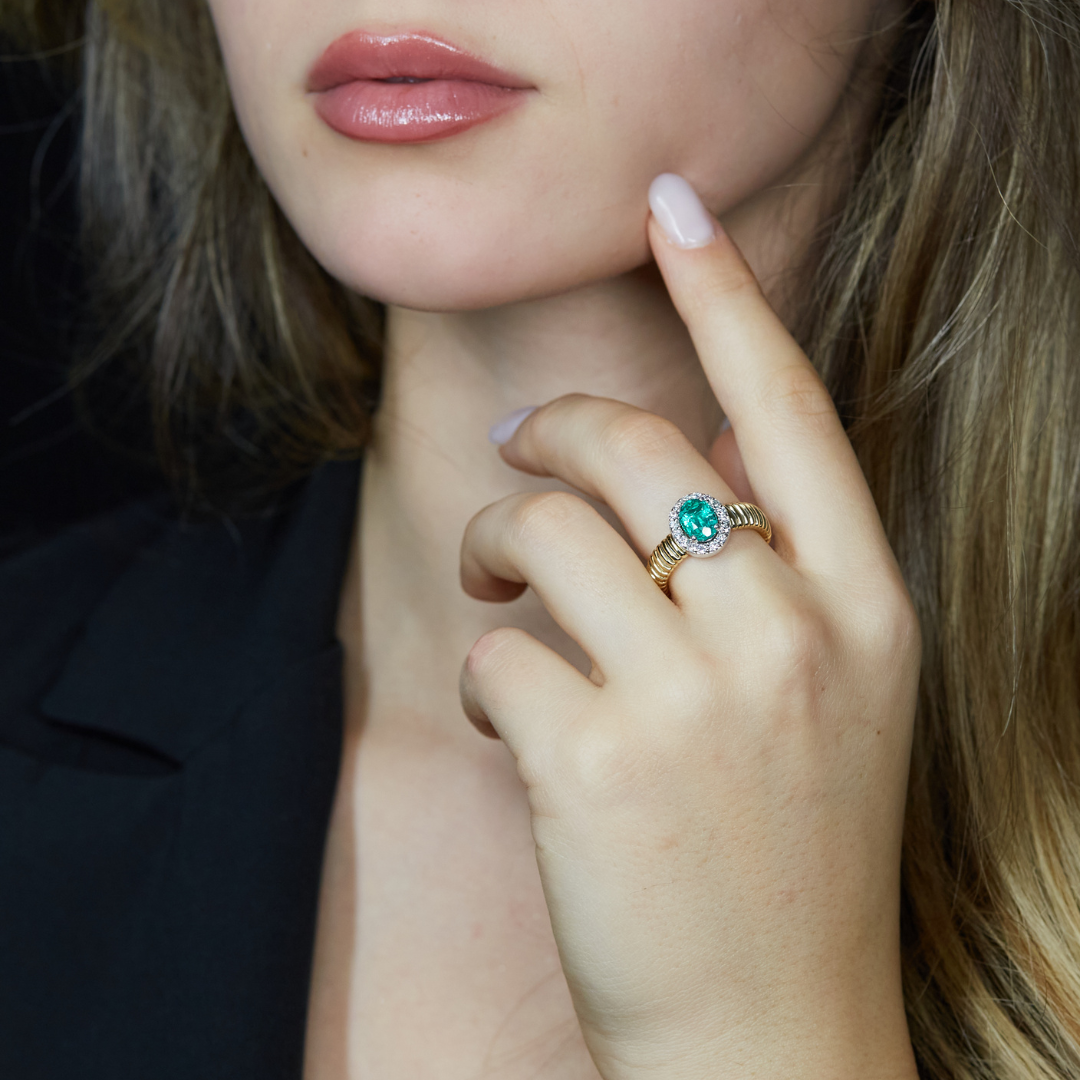 Solitario Queen con contorno in oro giallo tubogas con Smeraldo Lab-Grown taglio ovale e Diamanti Lab-Grown taglio brillante.