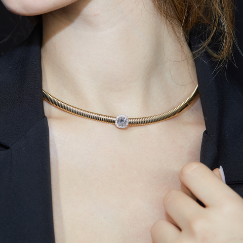 Girocollo Queen con centrale e contorno in oro giallo tubogas con Diamante Lab-Grown taglio cuscino e Diamanti Lab-Grown taglio brillante, 1,21 carati.