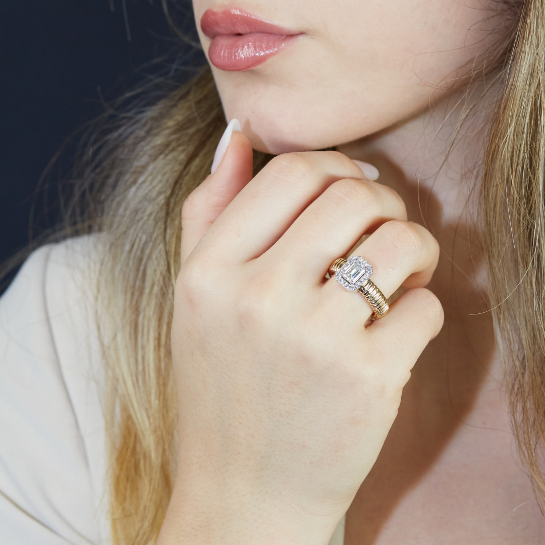 Solitario Queen con contorno in oro giallo tubogas con Diamante Lab-Grown taglio Smeraldo e Diamanti Lab-Grown taglio brillante, 0,64 carati.