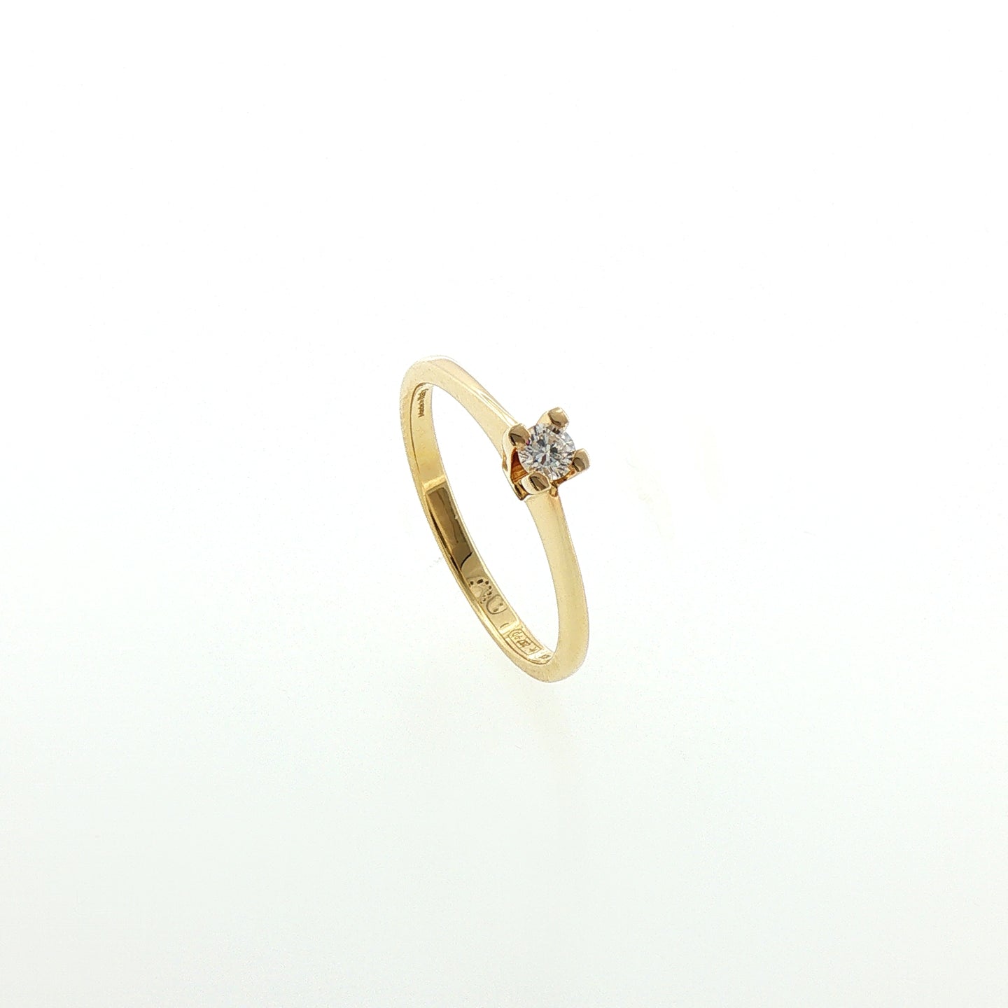 Solitario a "V" In Argento 925 Dorato con Diamante Lab-Grown taglio brillante.
