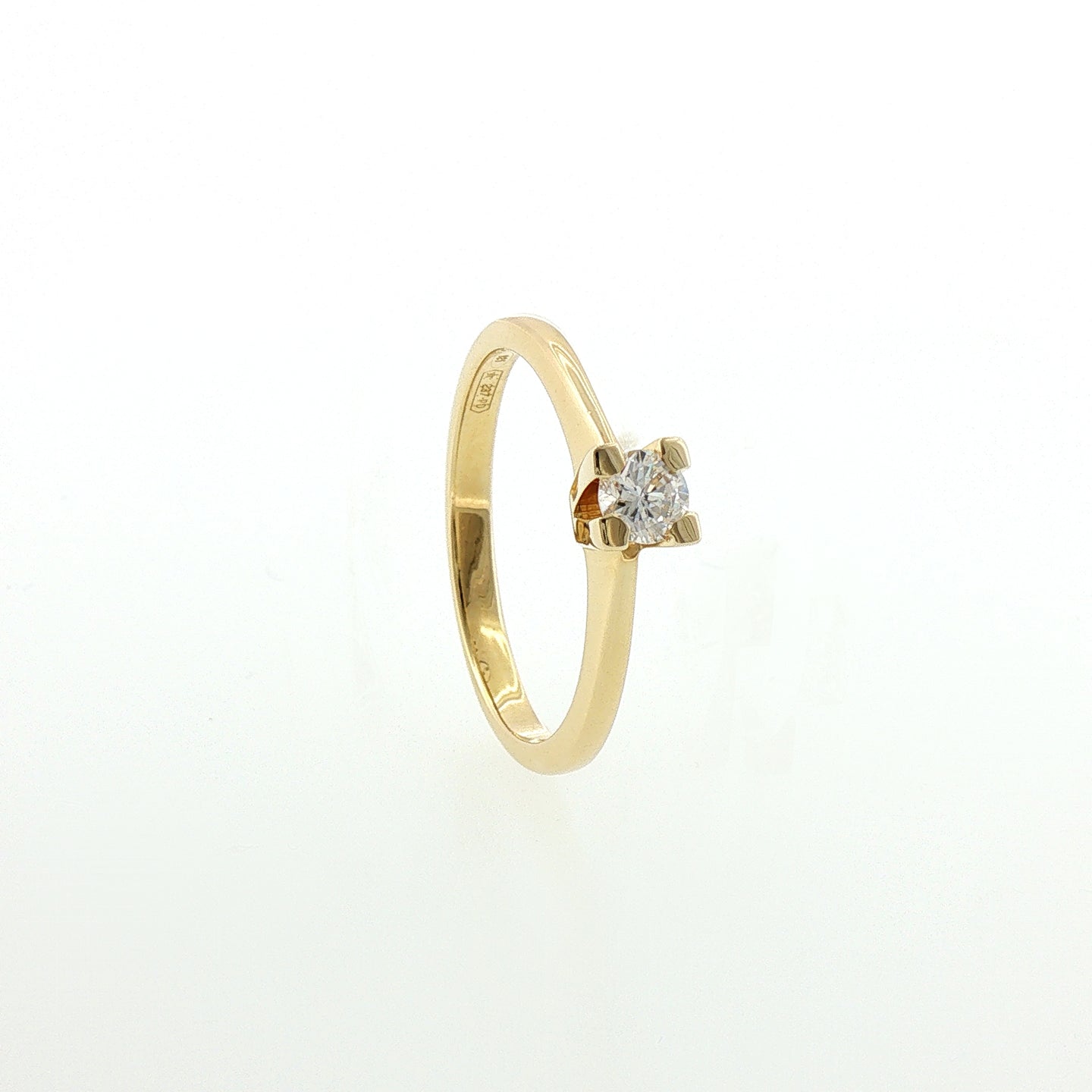 Solitario a "V" In Argento 925 Dorato con Diamante Lab-Grown taglio brillante.