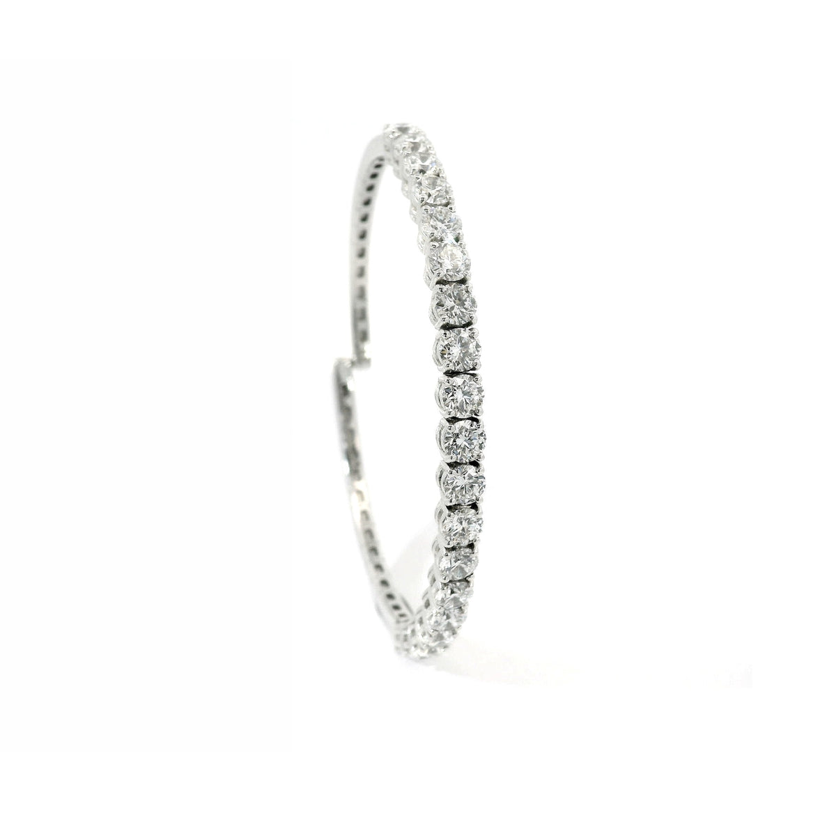 Bracciale rigido in oro bianco con diamanti lab-grown taglio brillante, 5,87 carati.