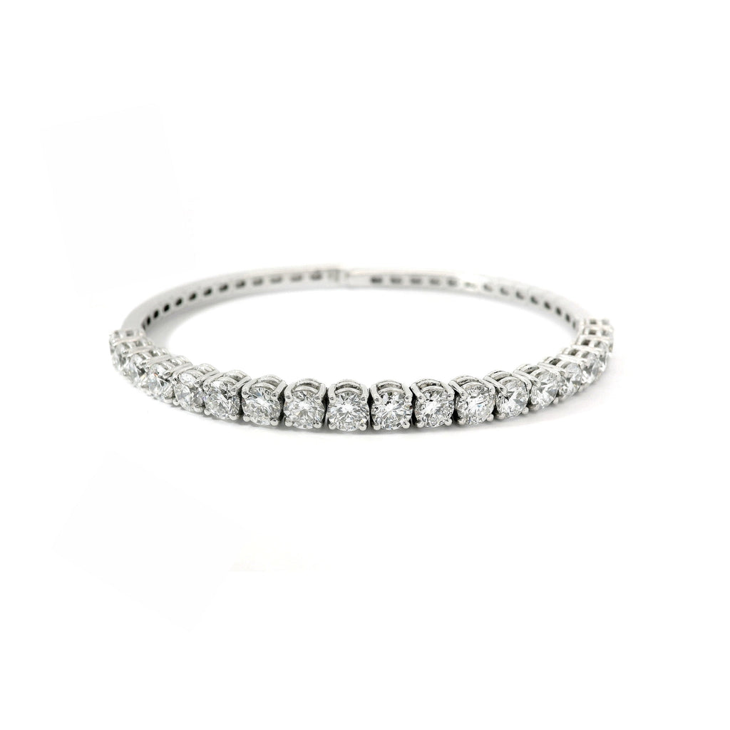 Rigid bracelet in white gold with brilliant-cut lab-grown diamonds, 4.26 carats.