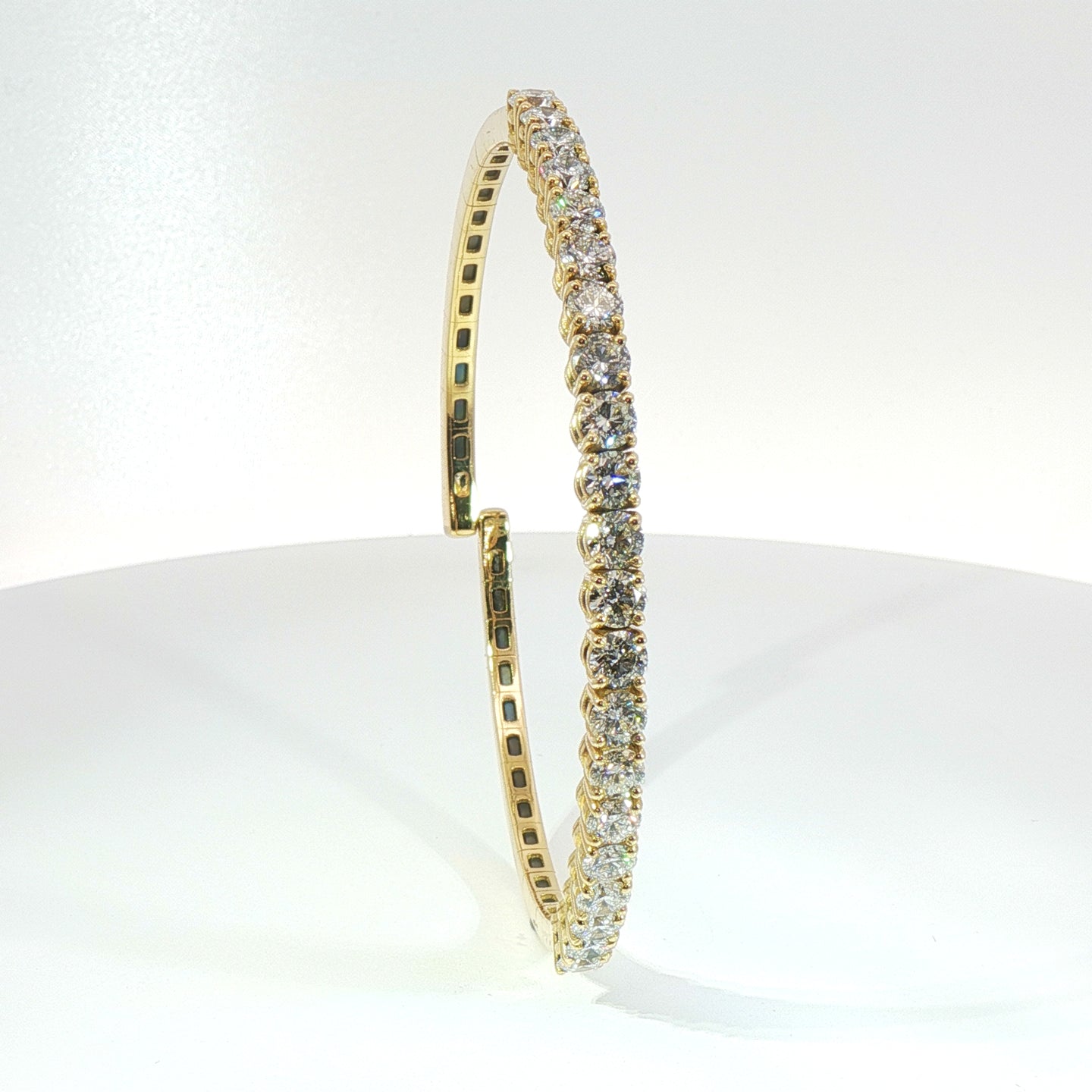 Bracciale rigido in oro giallo con diamanti Lab-Grown taglio brillante, 4,28 carati.