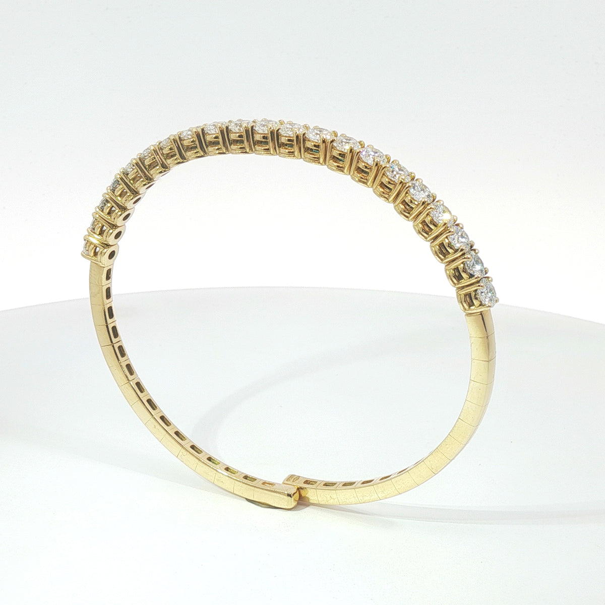 Bracciale Rigido in Oro con Diamanti Lab-Grown Taglio Brillante, 4,28 carati.