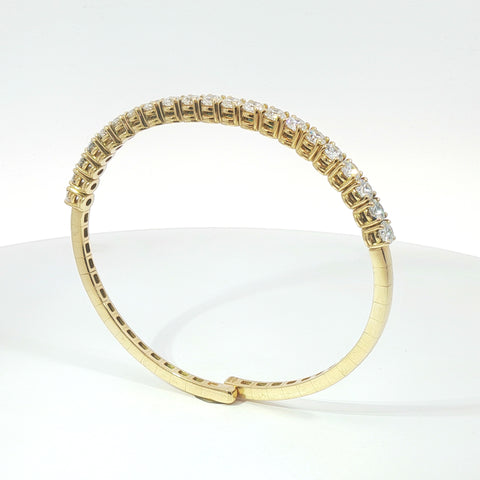 Bracciale rigido in oro giallo con diamanti Lab-Grown taglio brillante, 4,28 carati.