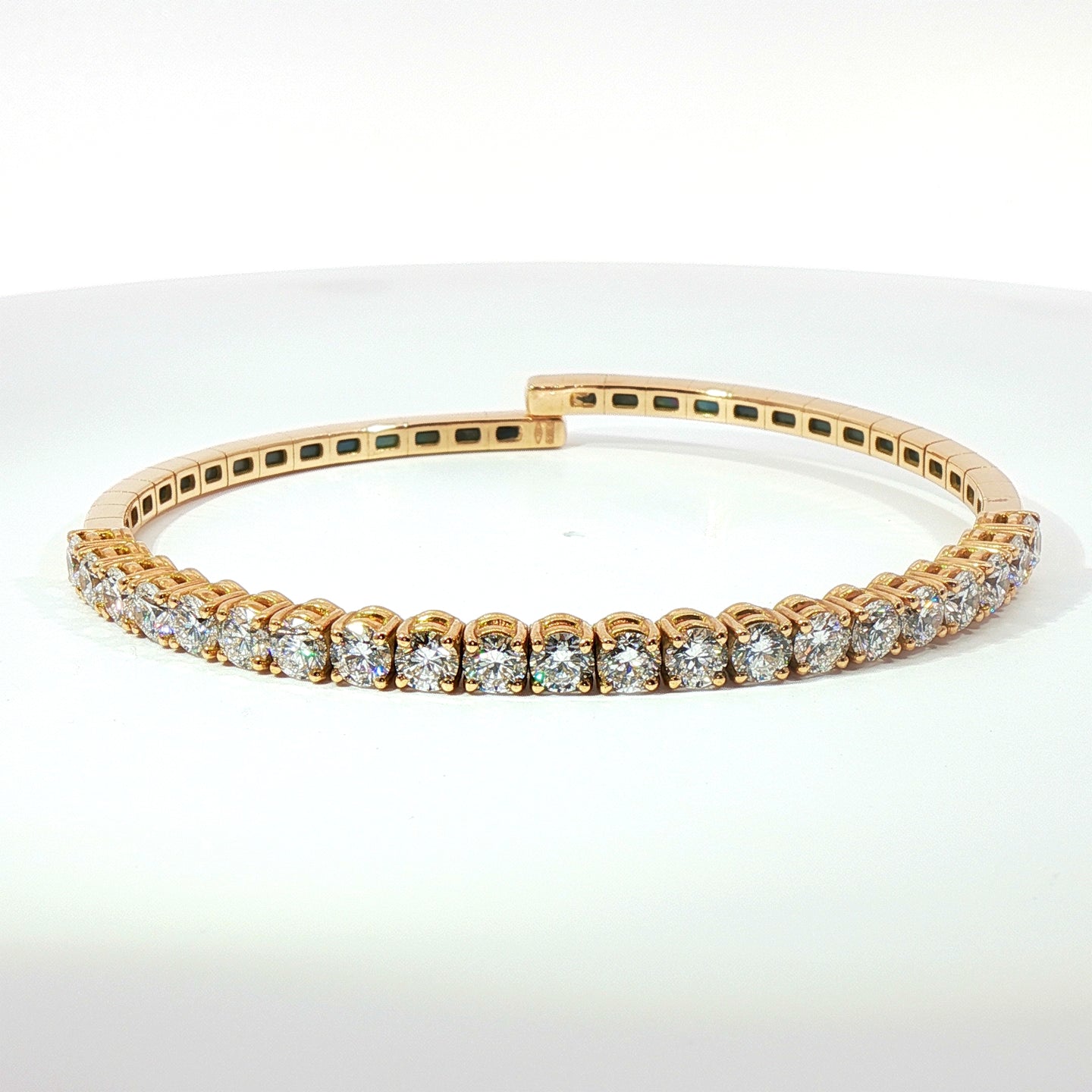 Bracciale rigido in oro rosa con diamanti Lab-Grown taglio brillante, 4,28 carati.
