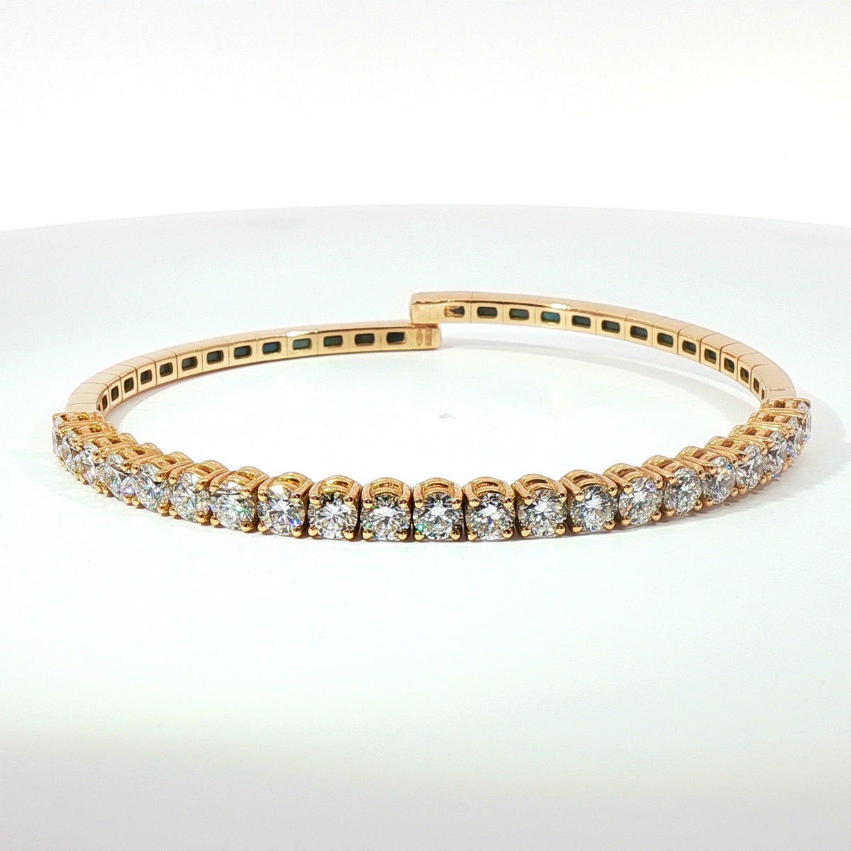 Bracciale Rigido in Oro con Diamanti Lab-Grown Taglio Brillante, 4,28 carati.