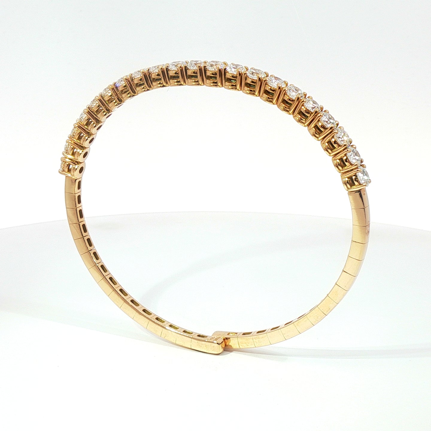 Bracciale rigido in oro rosa con diamanti Lab-Grown taglio brillante, 4,28 carati.