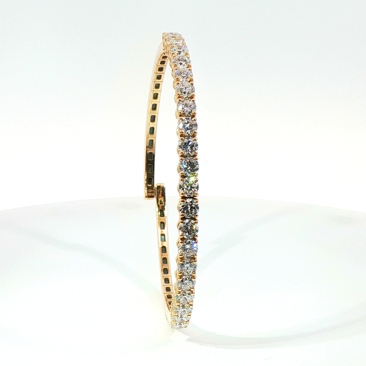 Bracciale Rigido in Oro con Diamanti Lab-Grown Taglio Brillante, 4,28 carati.