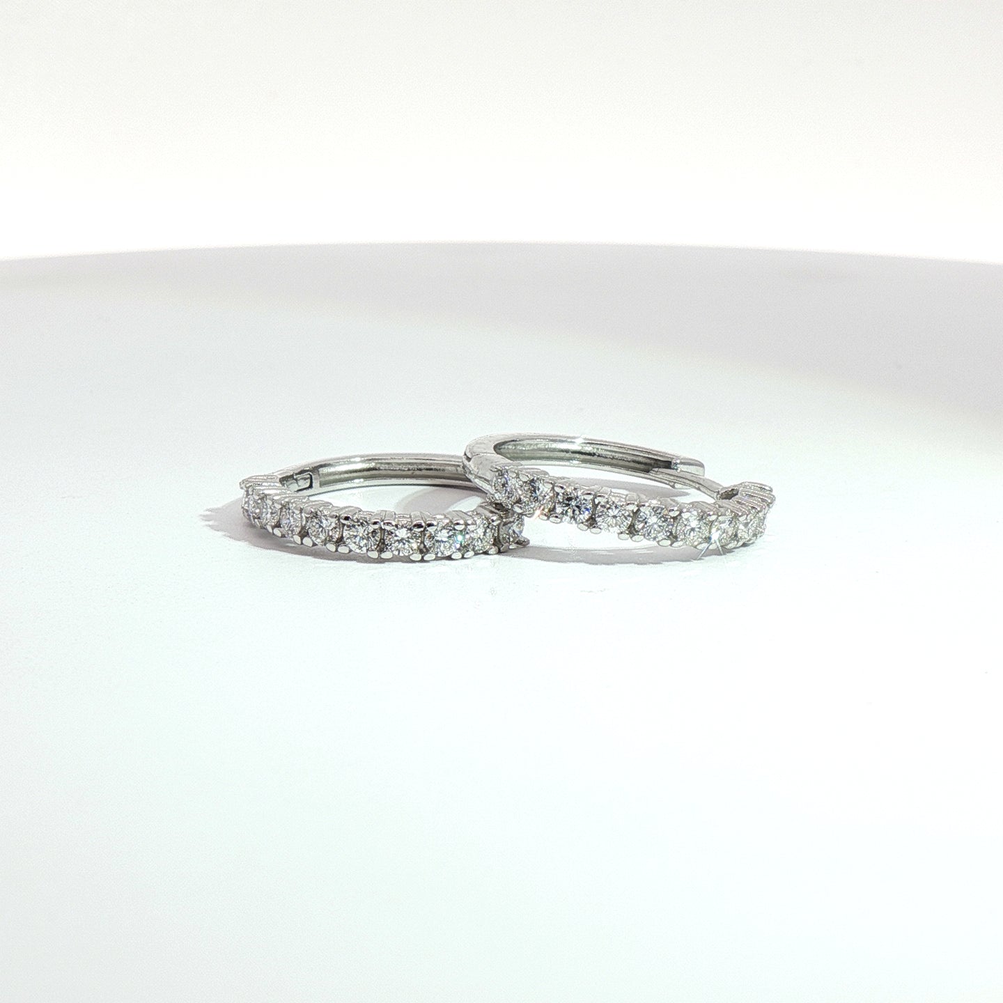 Orecchini cerchio in oro bianco con diamanti Lab-Grown taglio brillante, 0,57 carati.