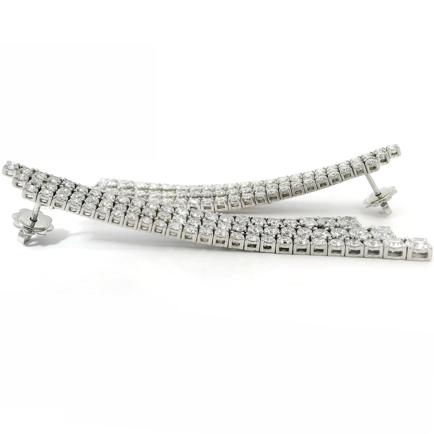 Orecchini Tennis Tre File a gradazione in oro bianco con diamanti lab-grown taglio brillante, 8,90 carati.