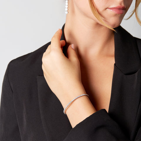 Bracciale rigido in oro bianco con diamanti lab-grown taglio brillante, 1,55 carati.