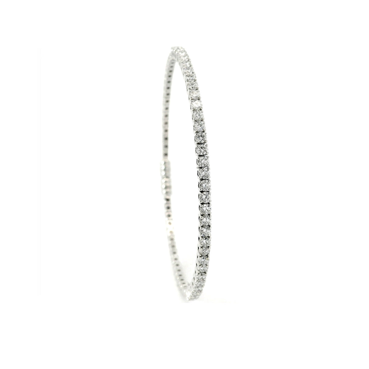 Bracciale rigido in oro bianco con diamanti lab-grown taglio brillante, 1,55 carati.