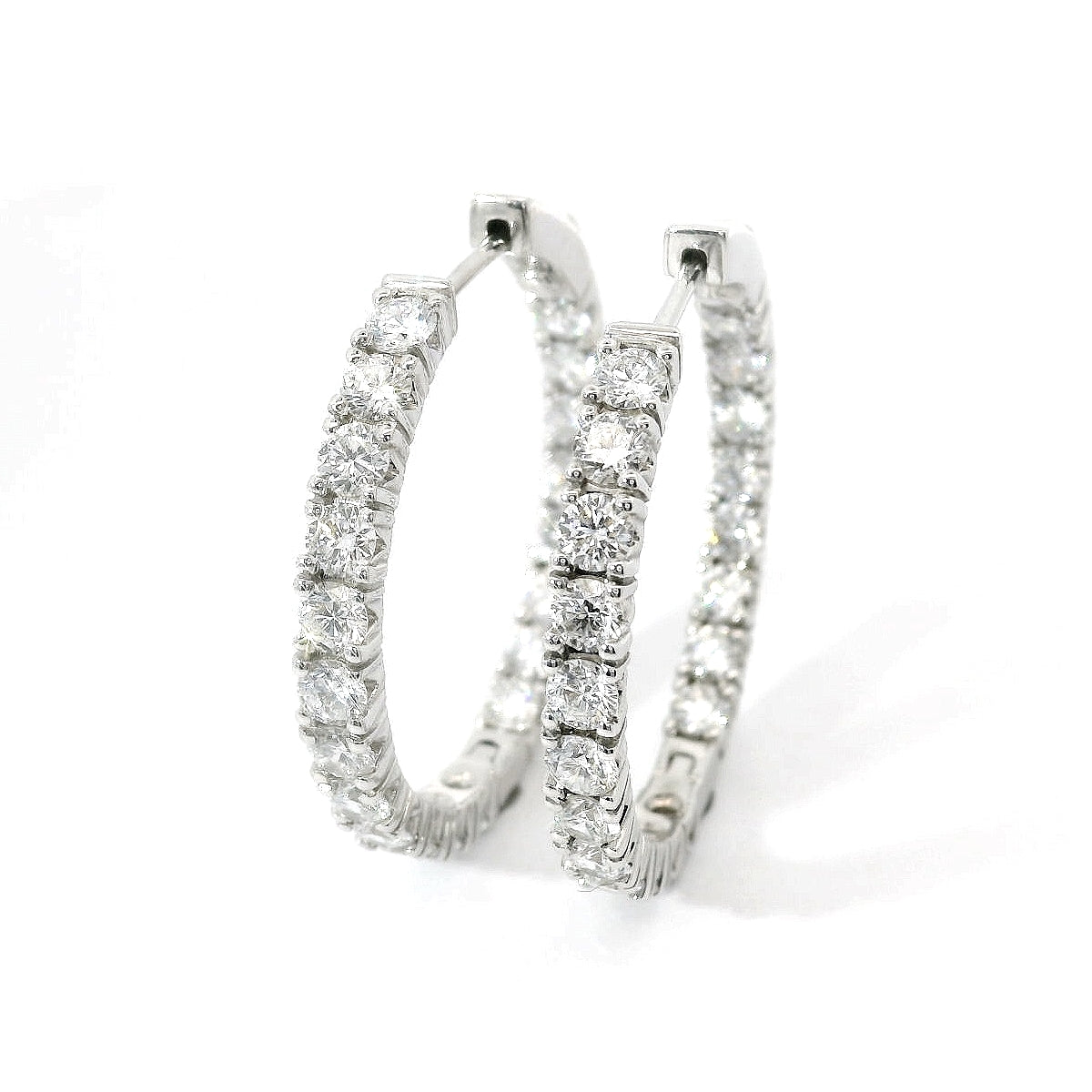 Orecchini a cerchio in oro bianco con diamanti lab-grown taglio brillante, 4,32 carati.