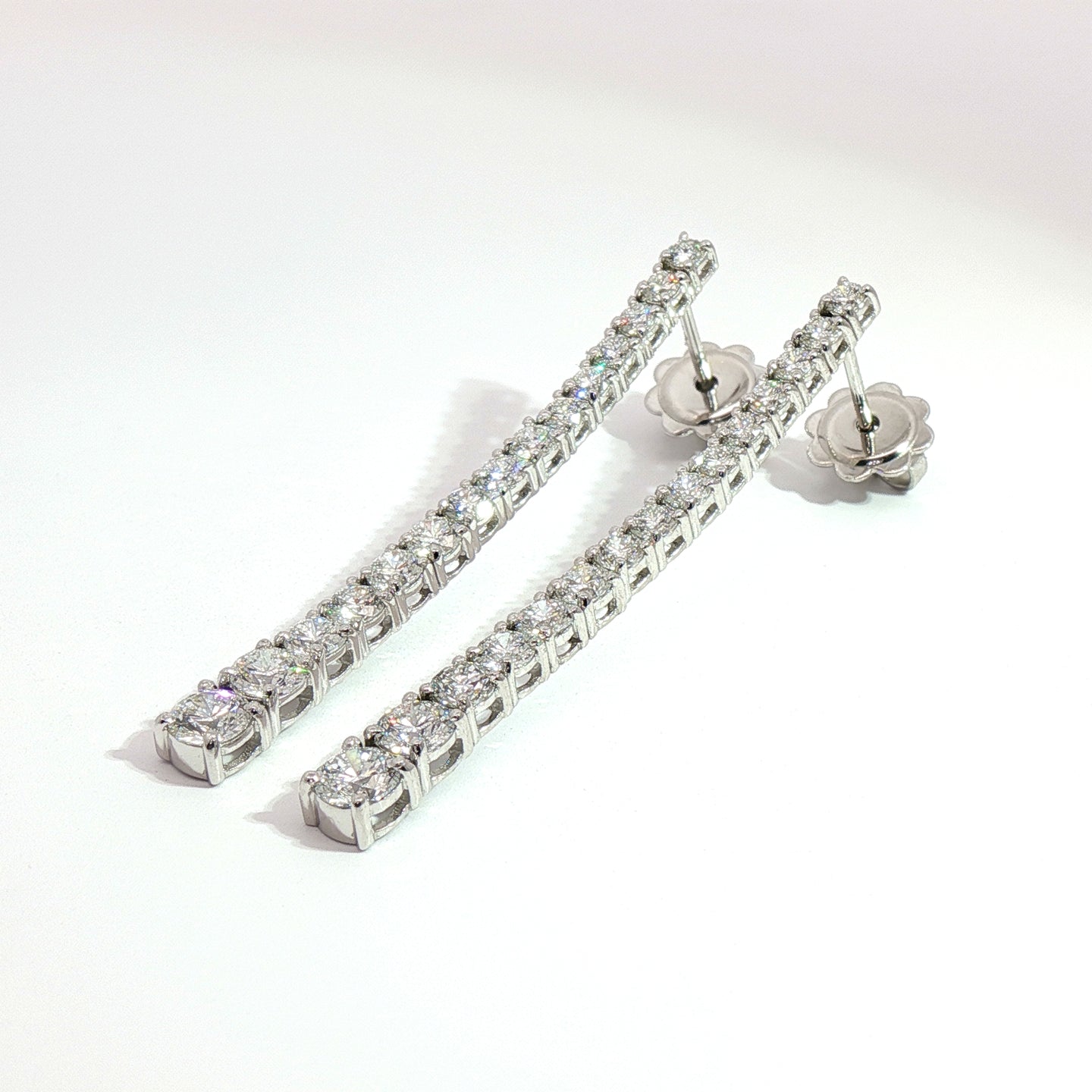 Orecchini tennis in oro bianco con diamanti Lab-Grown taglio brillante, 2,18 carati.