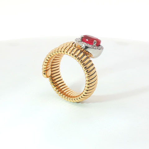 Solitario Queen con contorno in oro giallo tubogas con Rubino Lab-Grown taglio ovale e Diamanti Lab-Grown taglio brillante.