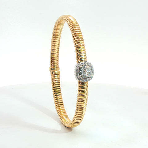 Bracciale Queen con centrale e contorno in oro giallo tubogas con Diamante Lab-Grown taglio cuscino e Diamanti Lab-Grown taglio brillante, 1,23 carati.