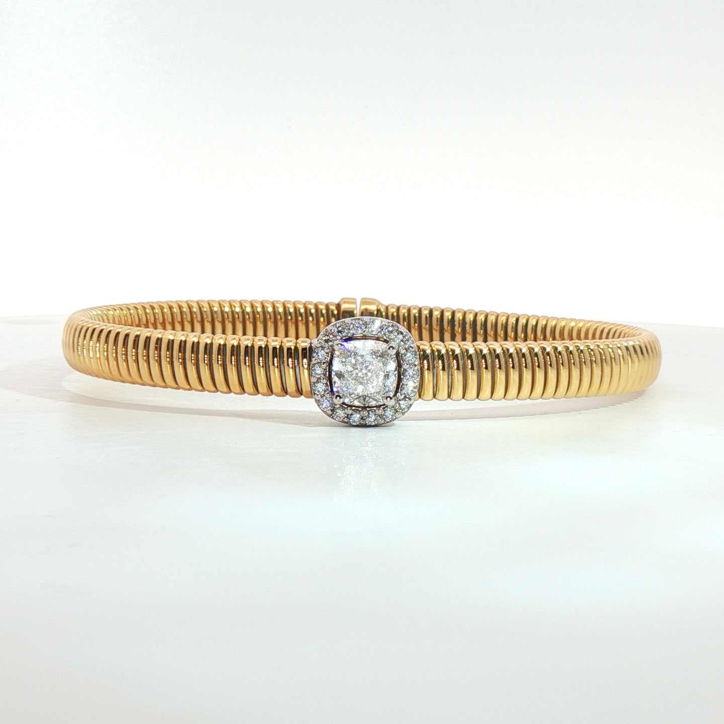 Bracciale Queen con centrale e contorno in oro giallo tubogas con Diamante Lab-Grown taglio cuscino e Diamanti Lab-Grown taglio brillante, 1,23 carati.