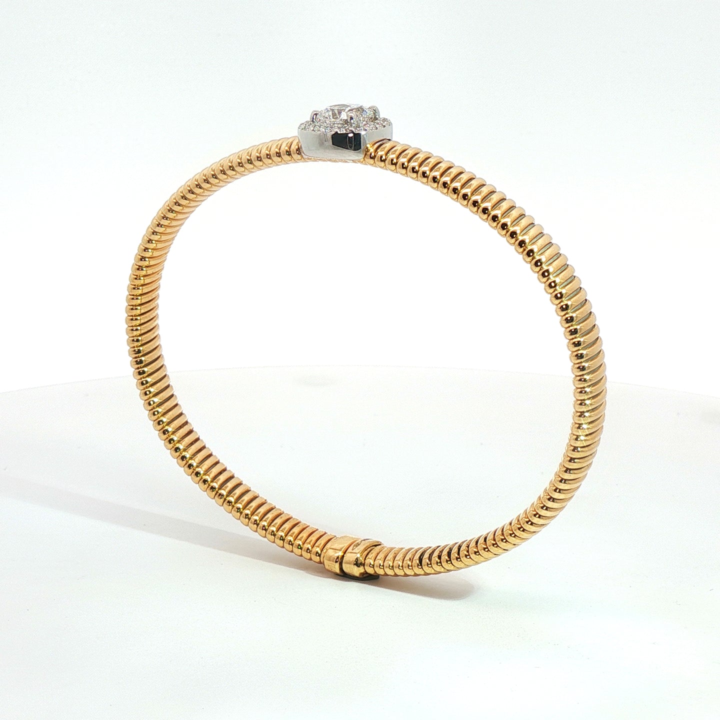 Bracciale Queen con centrale e contorno in oro giallo tubogas con Diamante Lab-Grown taglio cuscino e Diamanti Lab-Grown taglio brillante, 1,23 carati.