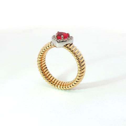 Solitario Queen con contorno in oro giallo tubogas con rubino Lab-Grown taglio cuore e Diamanti Lab-Grown taglio brillante.