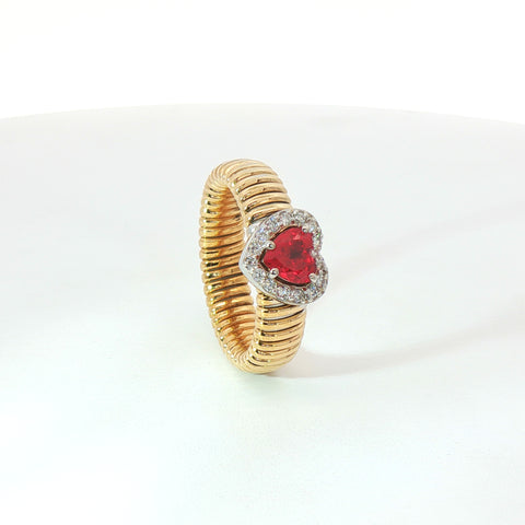 Solitario Queen con contorno in oro giallo tubogas con rubino Lab-Grown taglio cuore e Diamanti Lab-Grown taglio brillante.