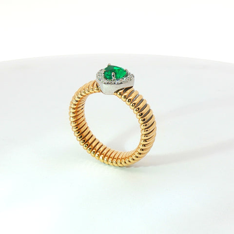 Solitario Queen con contorno in oro giallo tubogas con Smeraldo Lab-Grown taglio cuore e Diamanti Lab-Grown taglio brillante.