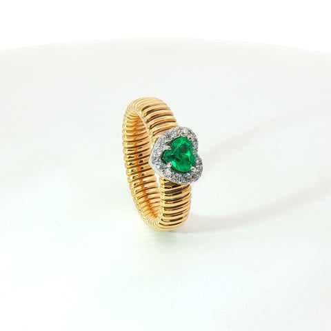 Solitario Queen con contorno in oro giallo tubogas con Smeraldo Lab-Grown taglio cuore e Diamanti Lab-Grown taglio brillante.