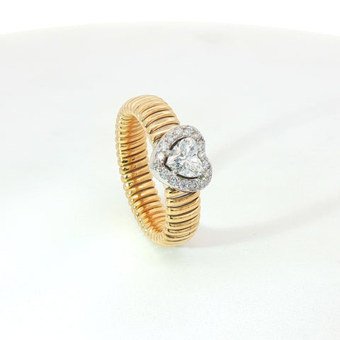 Solitario Queen con contorno in oro giallo tubogas con Diamante Lab-Grown taglio cuore e Diamanti Lab-Grown taglio brillante, 0,72 carati.