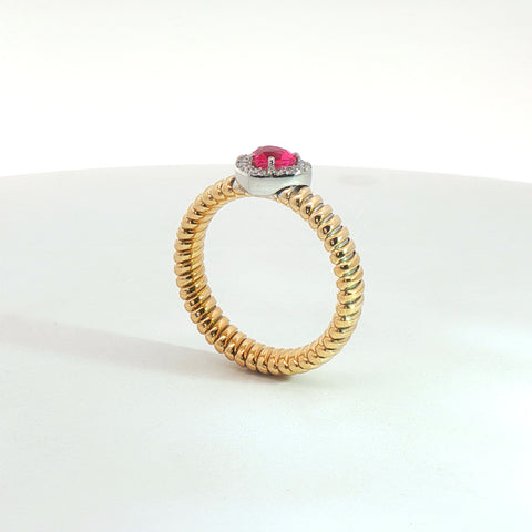 Solitario Queen con contorno in oro giallo tubogas con Zaffiro rosa Lab-Grown taglio cuore e Diamanti Lab-Grown taglio brillante.