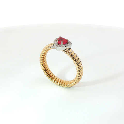 Solitario Queen con contorno in oro giallo tubogas con Rubino Lab-Grown taglio cuore e Diamanti Lab-Grown taglio brillante.