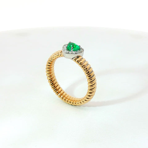 Solitario Queen con contorno in oro giallo tubogas con Smeraldo Lab-Grown taglio cuore e Diamanti Lab-Grown taglio brillante.