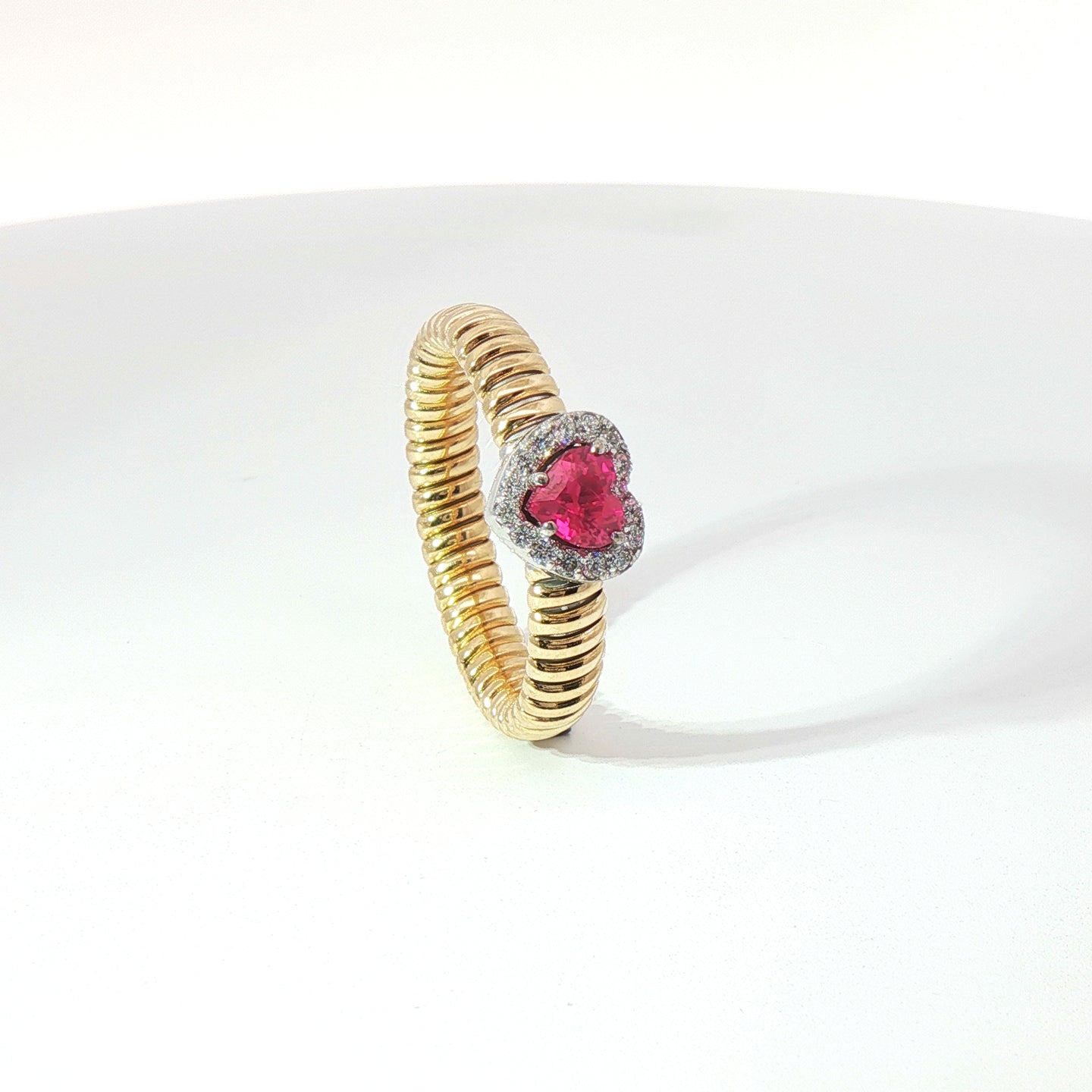 Anello Queen in oro giallo Tubogas con zaffiro rosa Lab-Grown taglio cuore e diamanti Lab-Grown taglio brillante.
