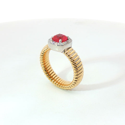 Solitario Queen con contorno in oro giallo tubogas con Rubino Lab_Grown taglio cuscino e diamanti Lab-Grown taglio brillante.