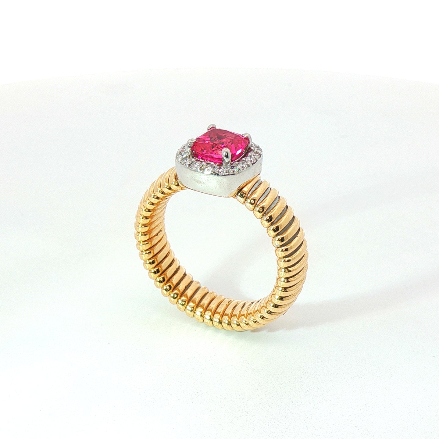 Solitario Queen con contorno in oro giallo tubogas con zaffiro rosa Lab-Grown taglio cuscino e Diamanti Lab-Grown taglio brillante.